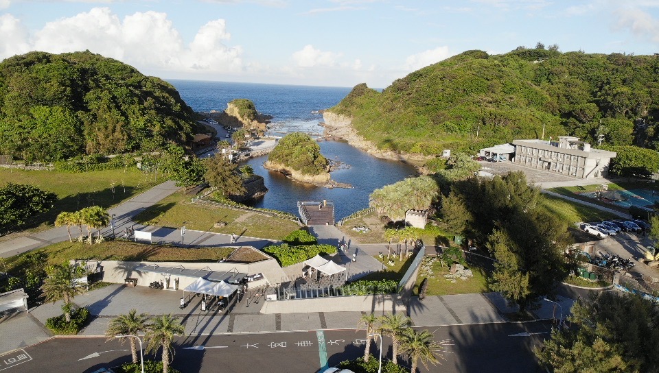 軸線翻轉與大地景相遇，大窟底海蝕溝及島中島