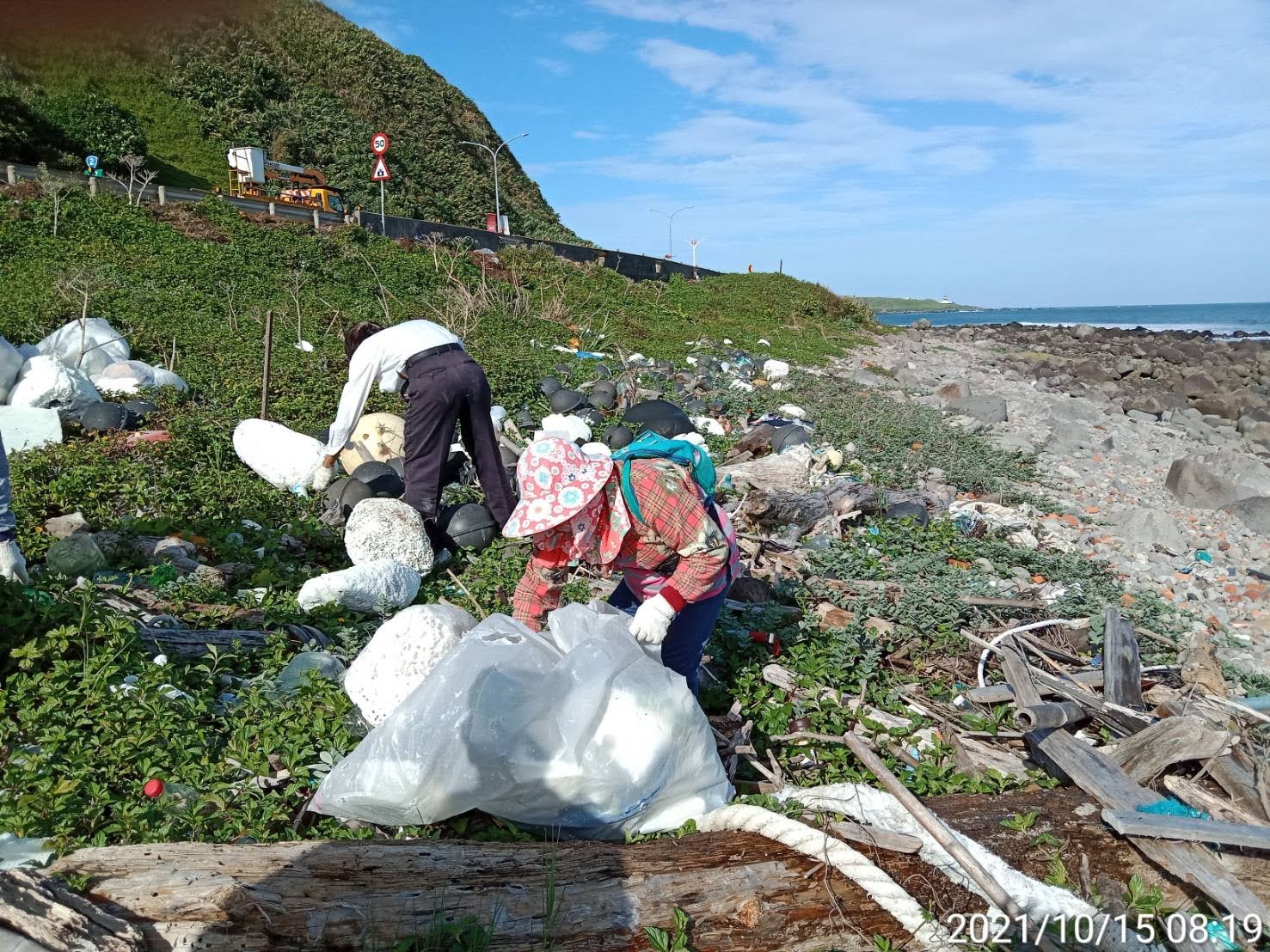 草里海岸清理成果前後對照系列圖，共兩張