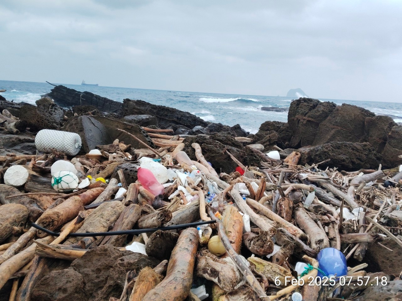 基隆湖海灣清理成果前後對照系列圖，共兩張