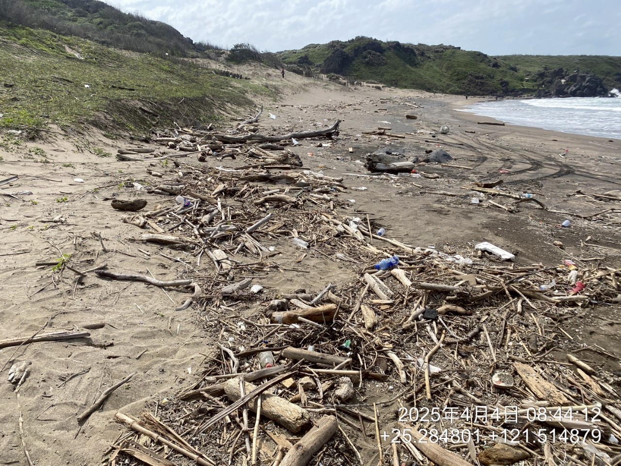 白沙灣海岸清理成果前後對照系列圖，共兩張