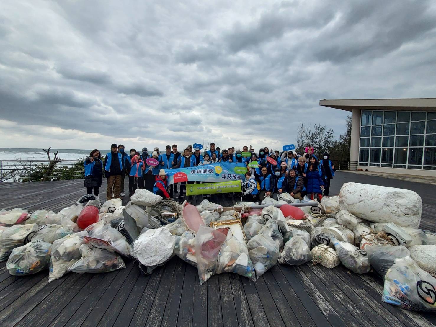 114年艾笛森光電集團淨灘活動照片，參與成員活動系列照片，共兩張