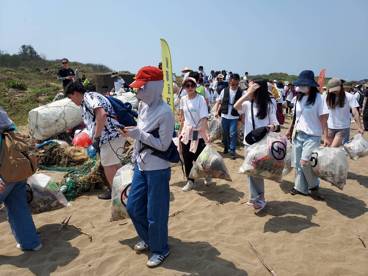 114年社團法人台灣重新思考環境教育協會淨灘活動系列照片，共兩張