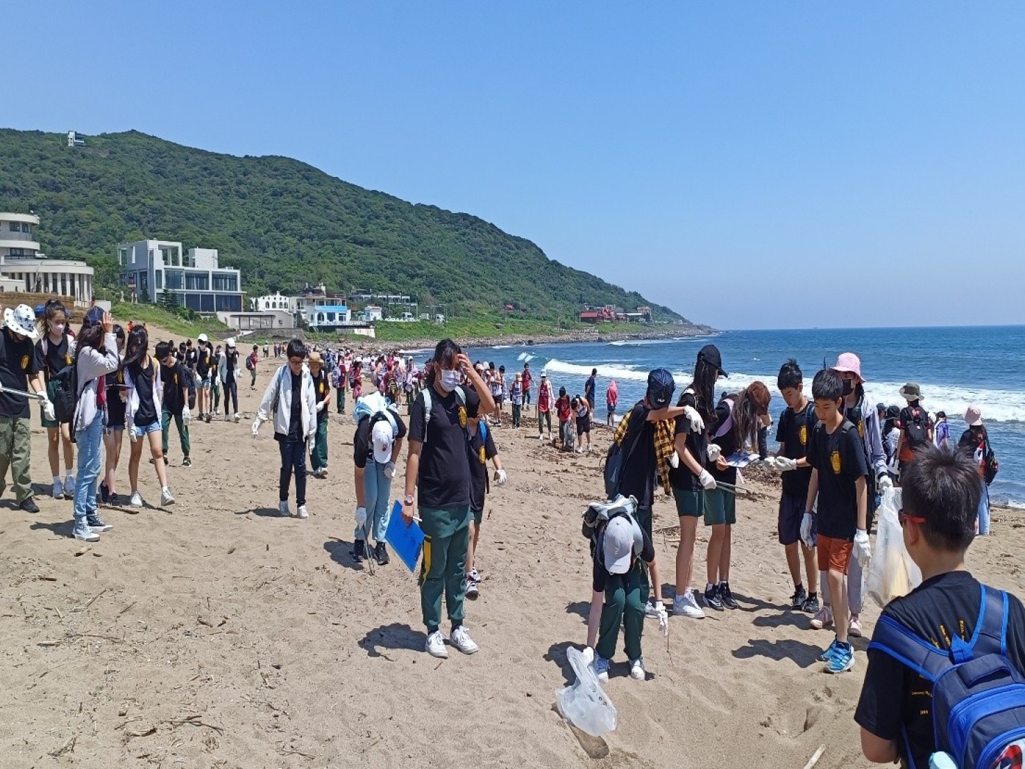 114年新北市私立育才雙語小學淨灘活動照片