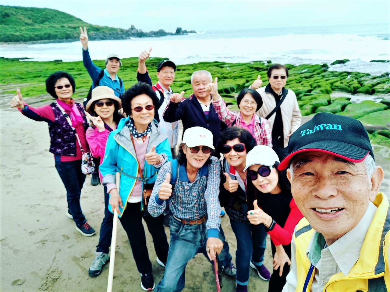 行動旅服解說志工與民眾合照