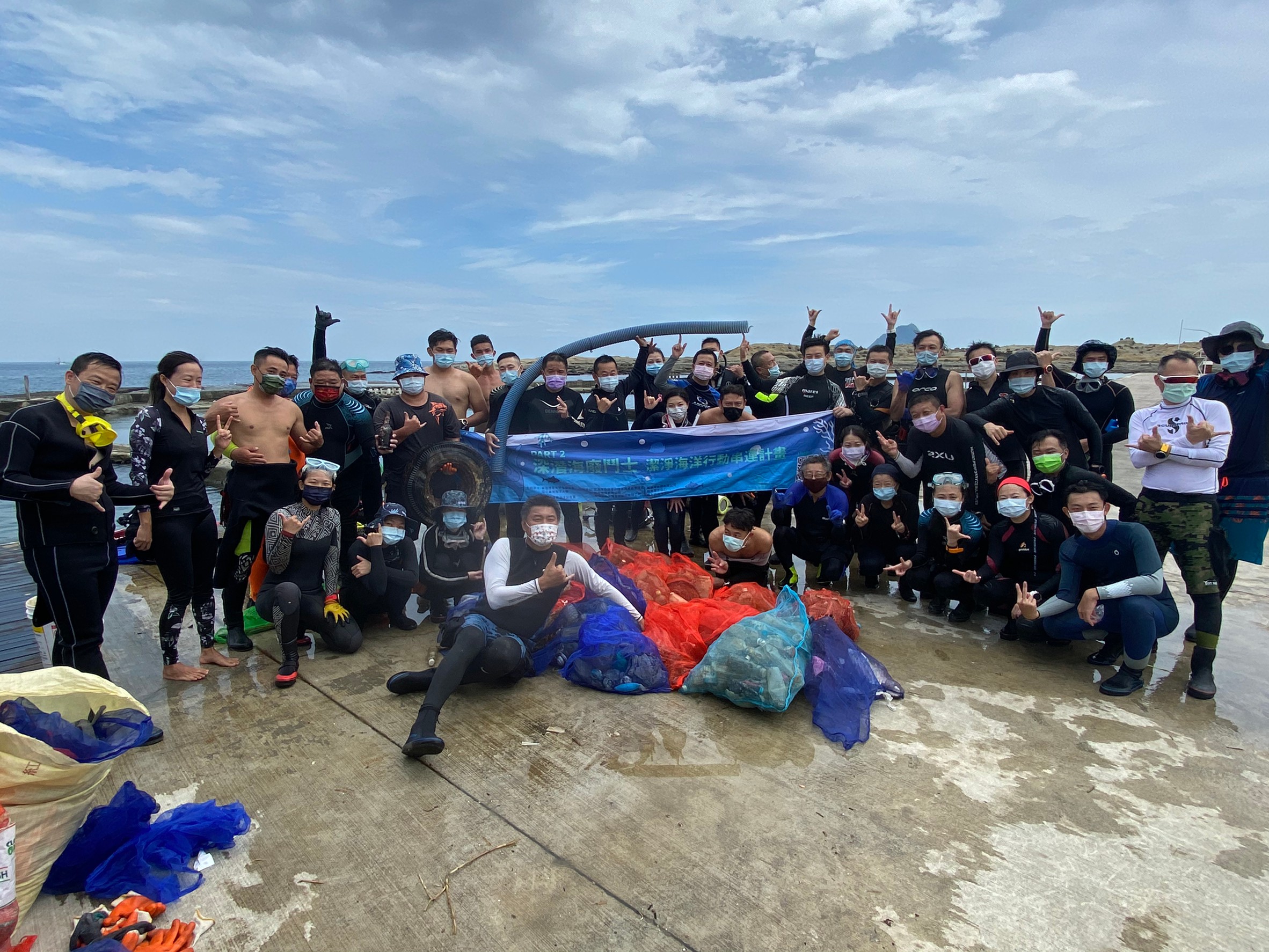 40名潛友與奮力撿起212公斤的海廢合影