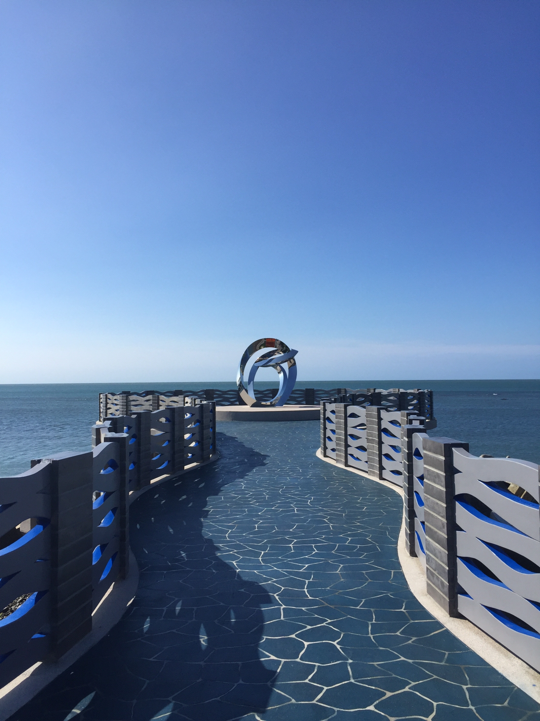 Zhilan Park’s oceanic viewing platform