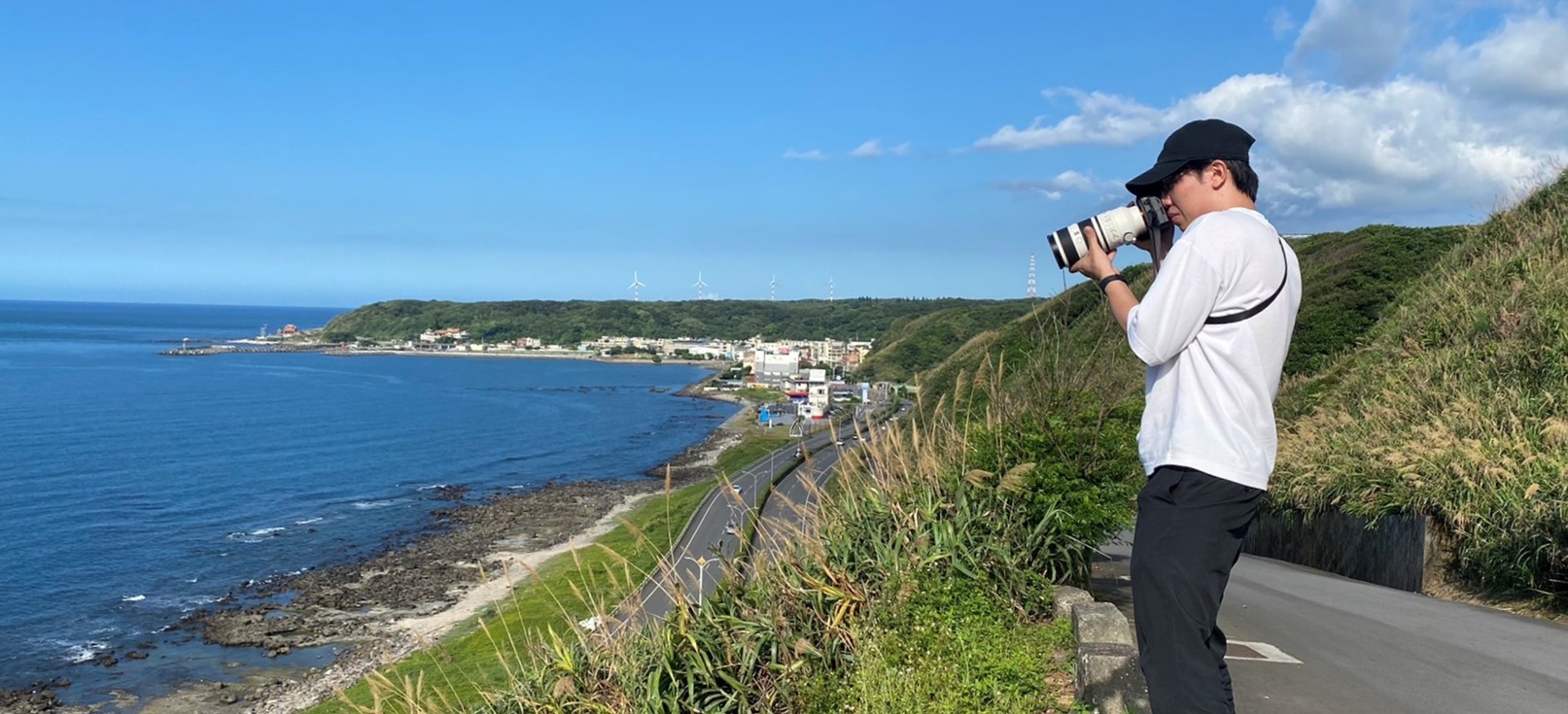 Photographic observer Liu Yuan-tsan takes photos along the sea