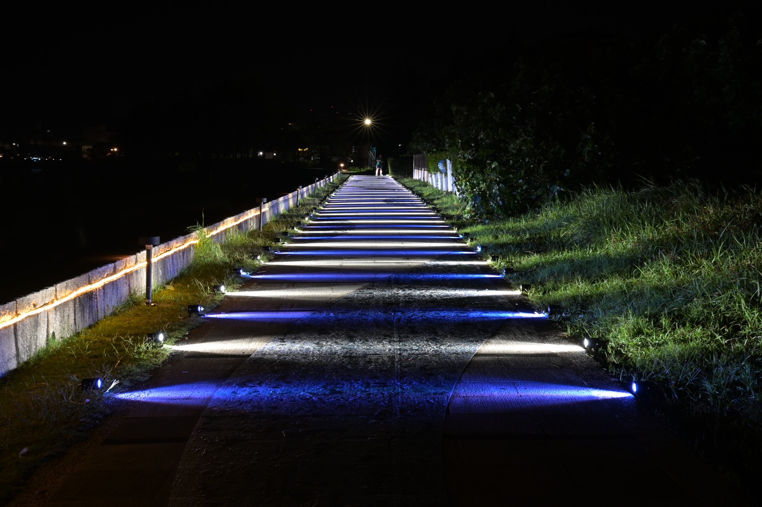 追光海岸步道