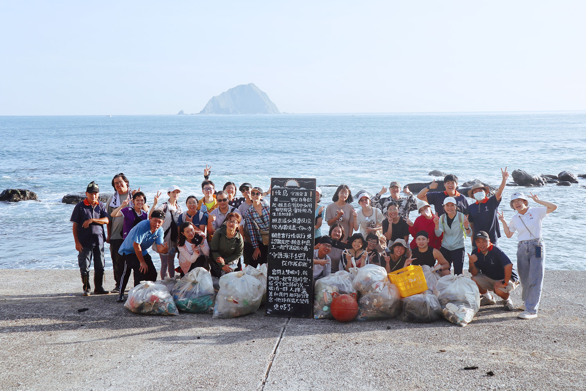 將近40位參加者協力清理出149公斤的海洋垃圾，守護這片海灣免受污染侵害