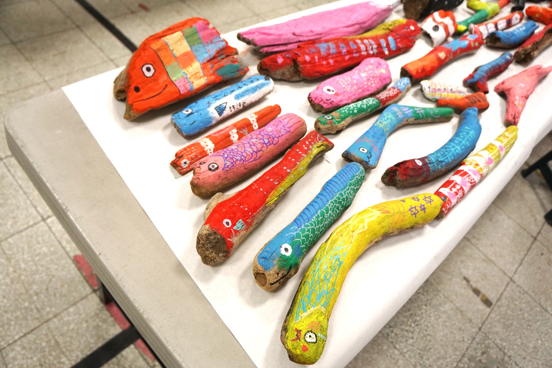 學生彩繪漂流魚作品