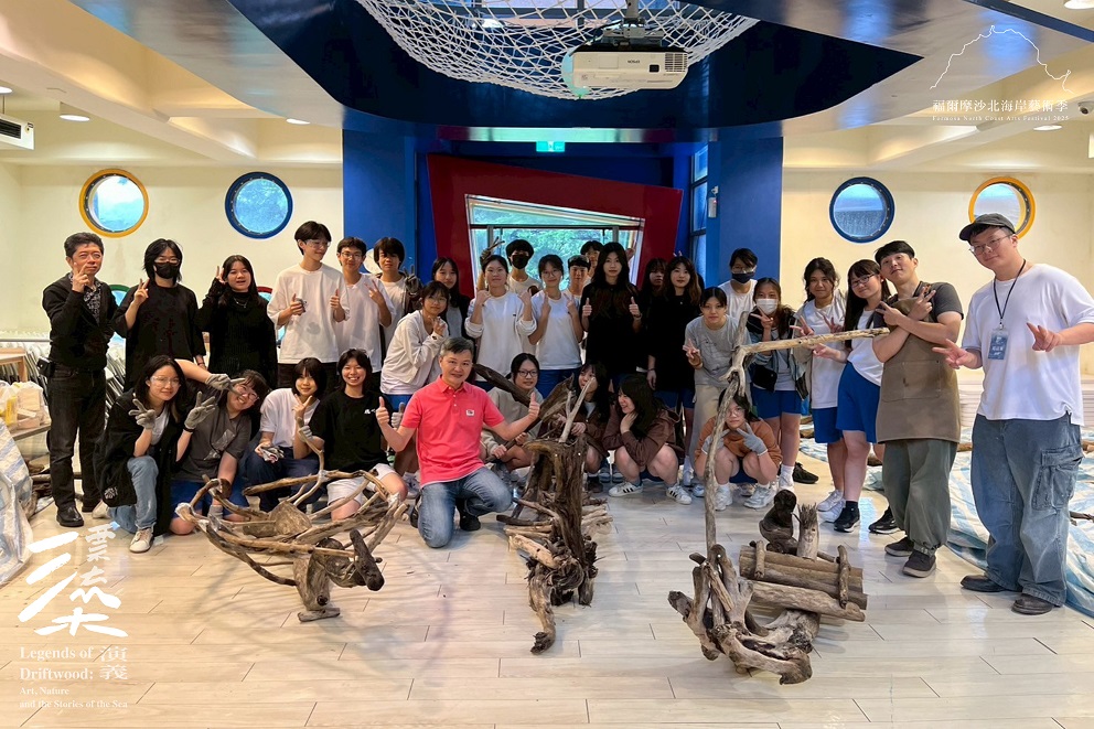 參展藝術家江孟禧帶領復興高中學生