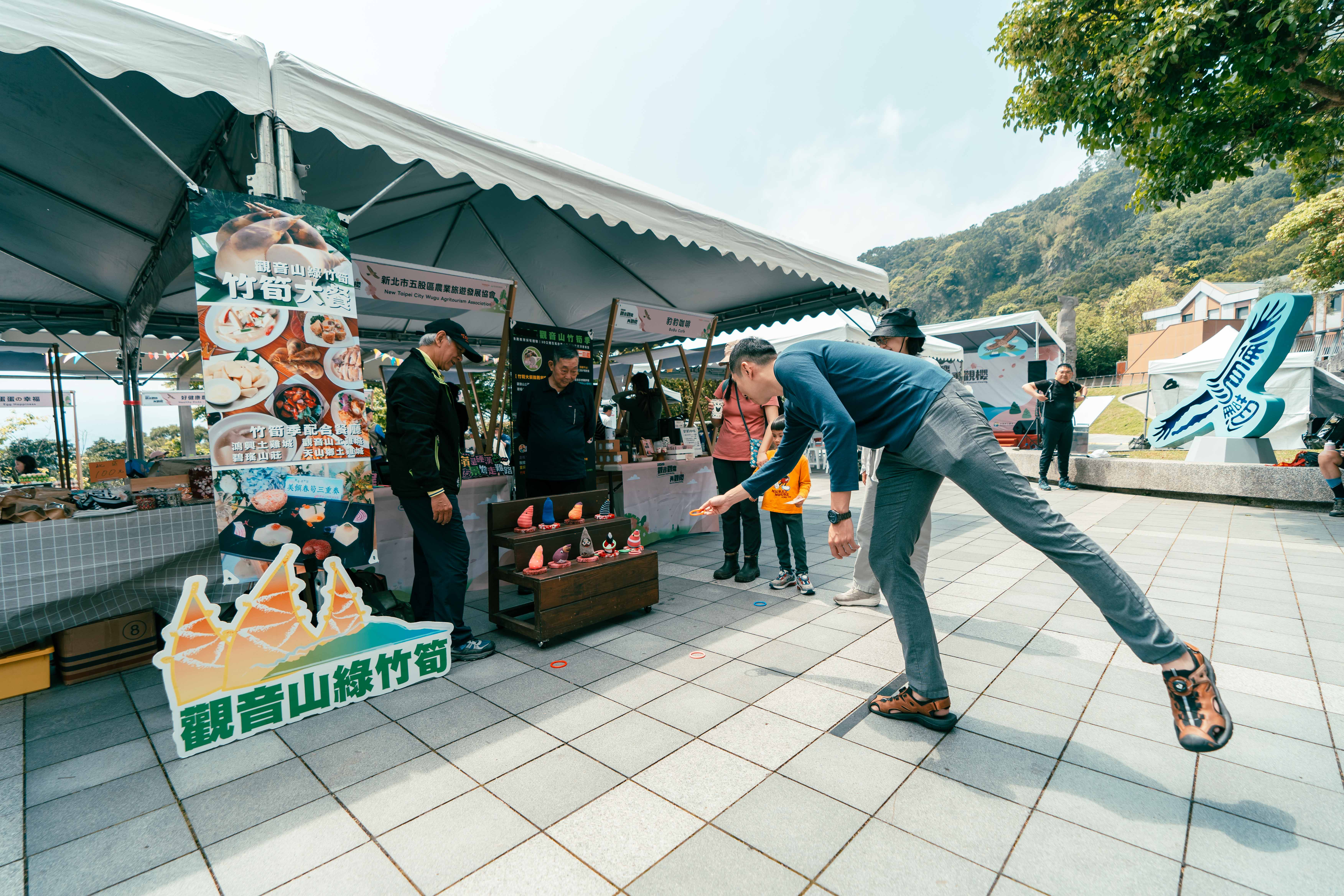 市集攤位與民眾互動