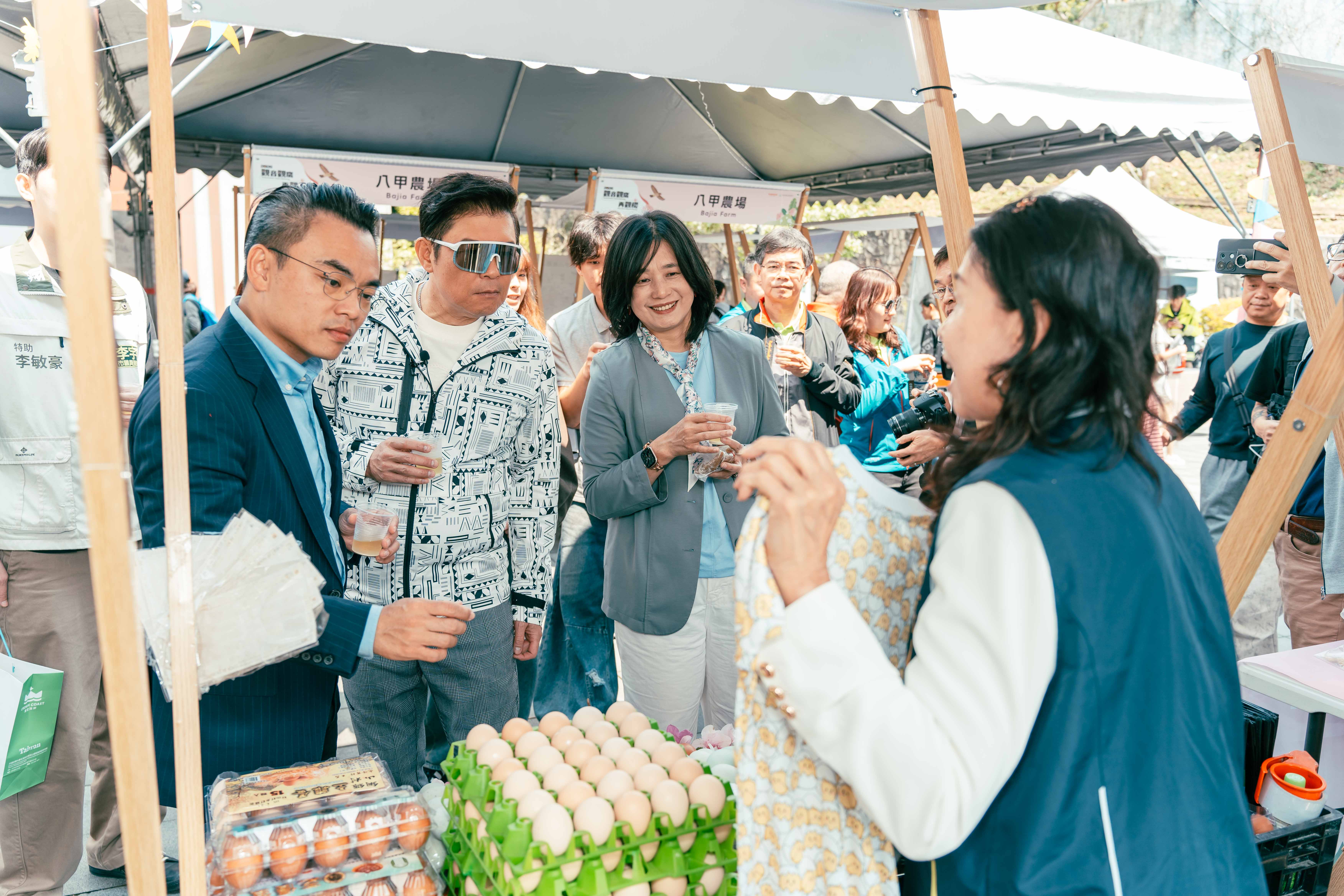 洪孟楷立委與陳玉秀署長一同參訪市集攤位