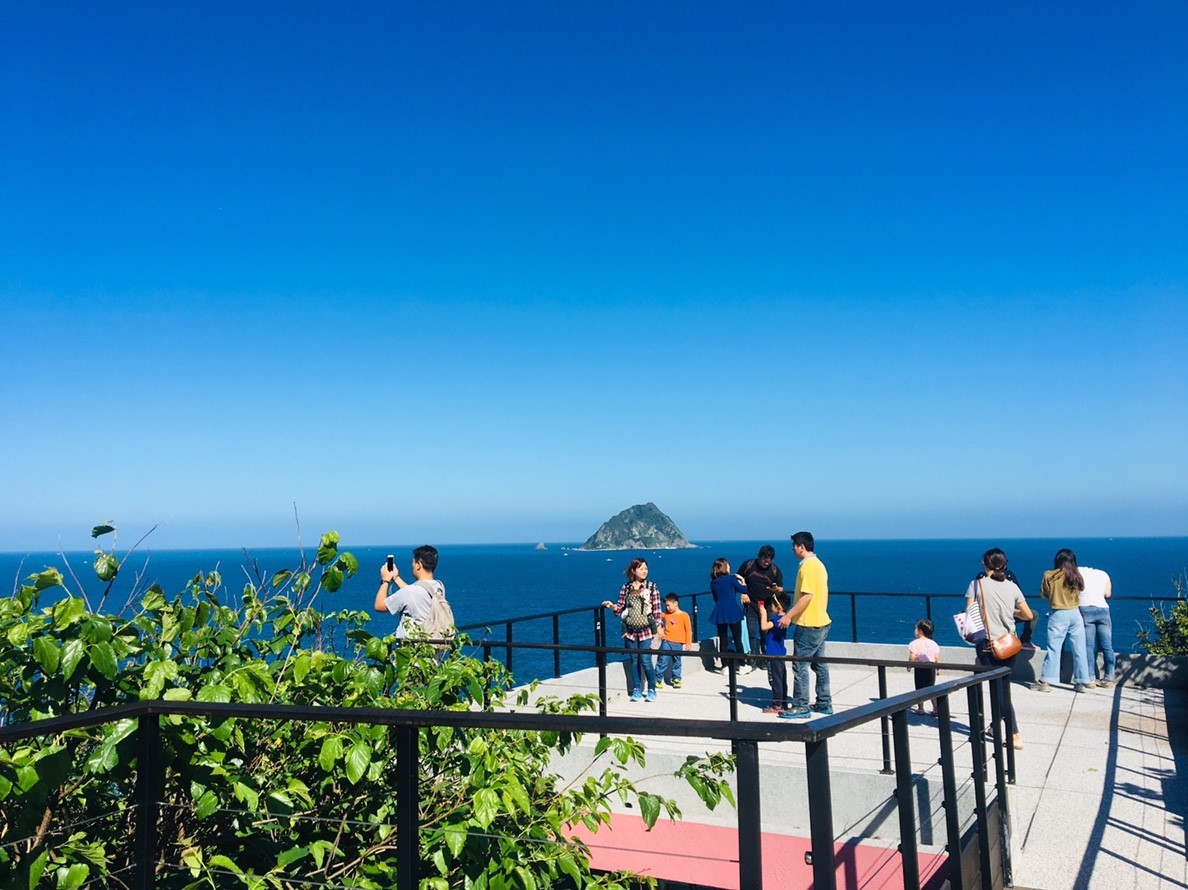 許多民眾趁著好天氣帶著家人朋友，到和平島公園天雷達站咖啡，看海景釋放負能量