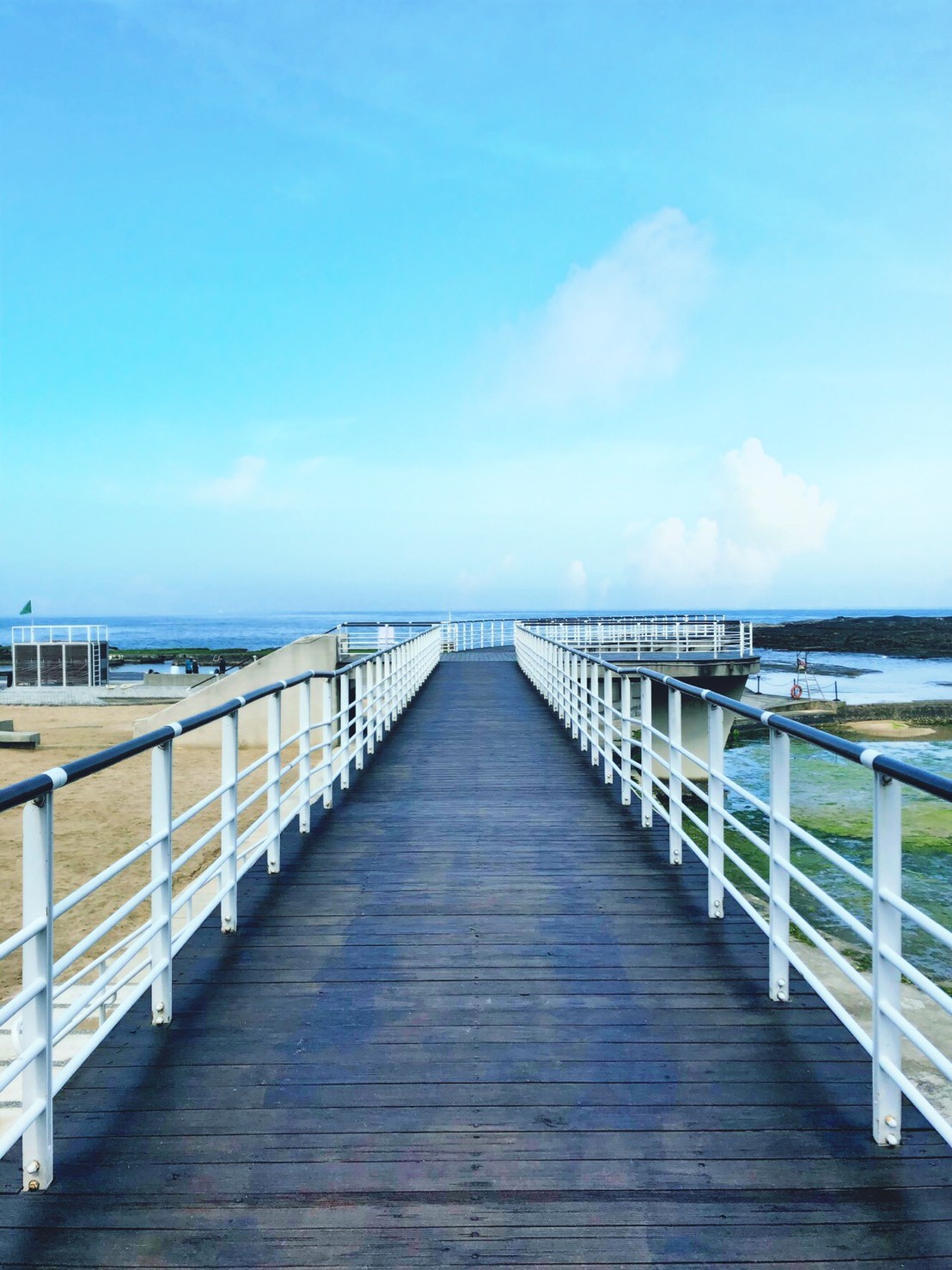 和平島公園天使向海步道，延伸向海的步道可一覽無邊際大海。 /和平島公園提供