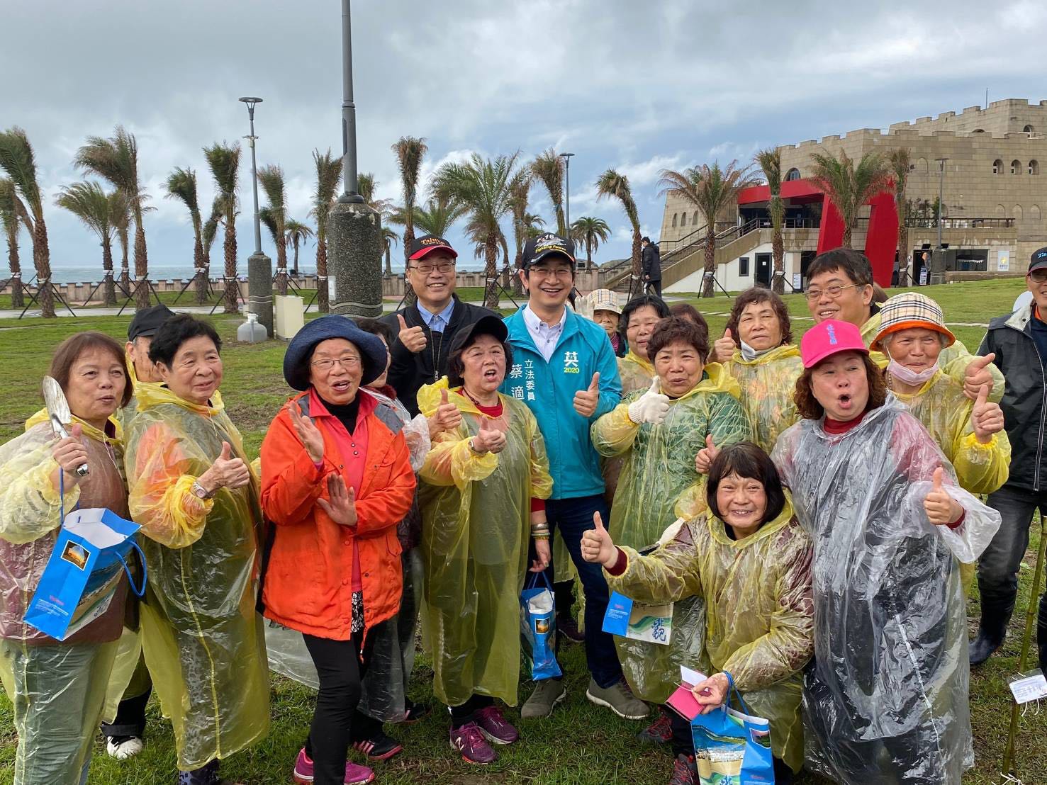 a hundred people gathered up at Heping Island Park to grow trees
