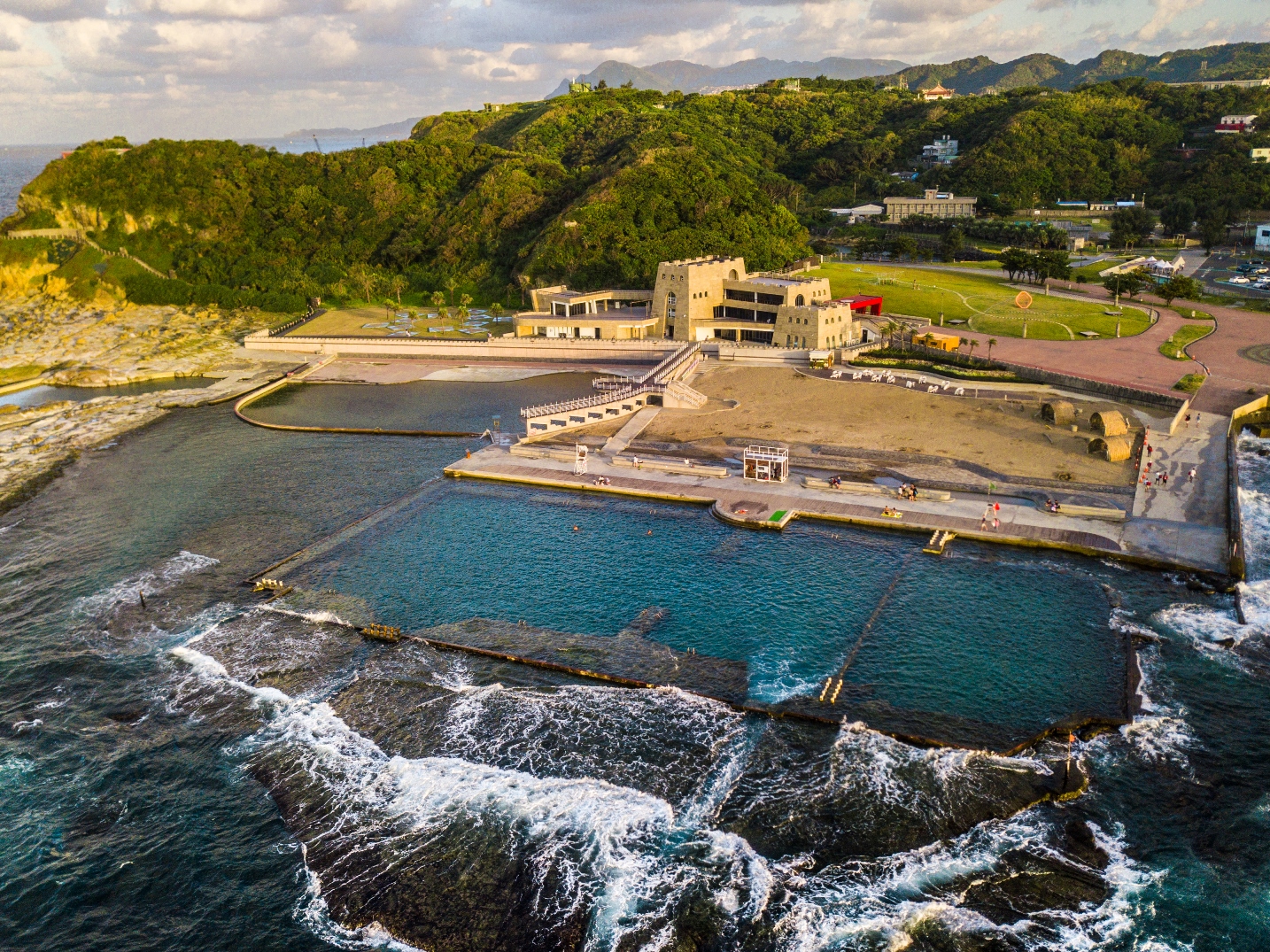 和平島公園海水泳池，讓大海療癒你的身心 /和平島公園提供