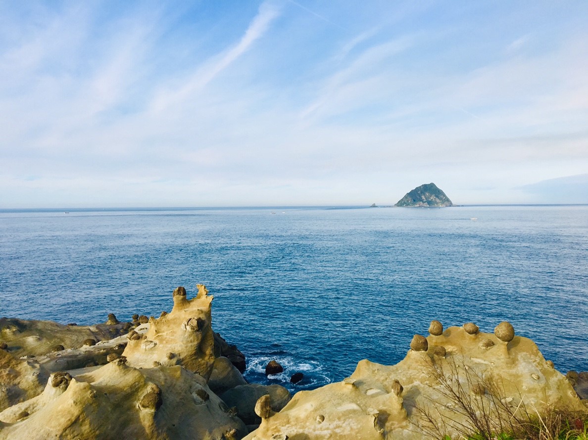 只要沿著蜿蜒的環山步道走便可找到潮間帶的動物「海兔岩」