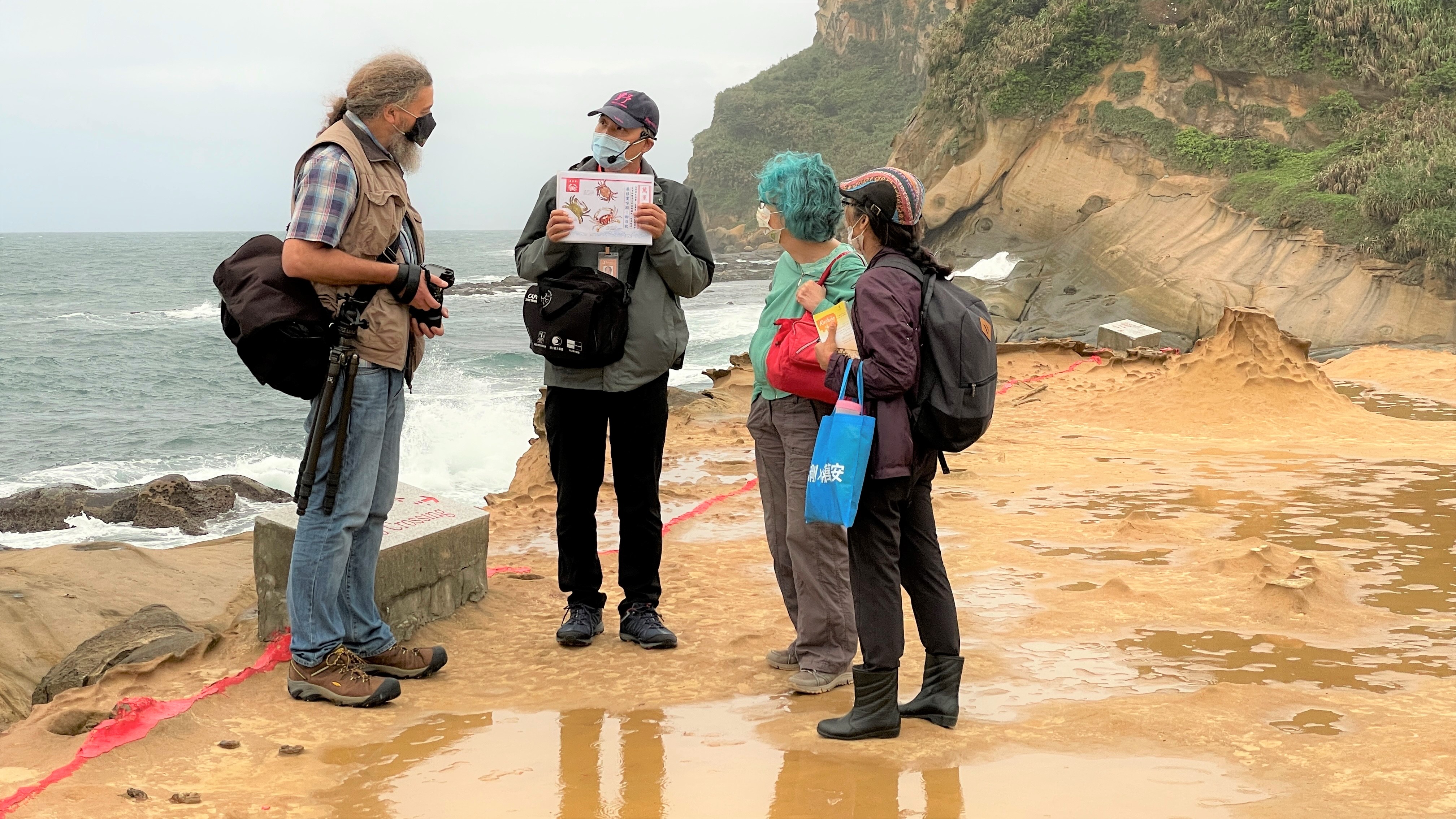 北海岸及觀音山國家風景區管理處導覽人員向英媒解說野柳生態地貌