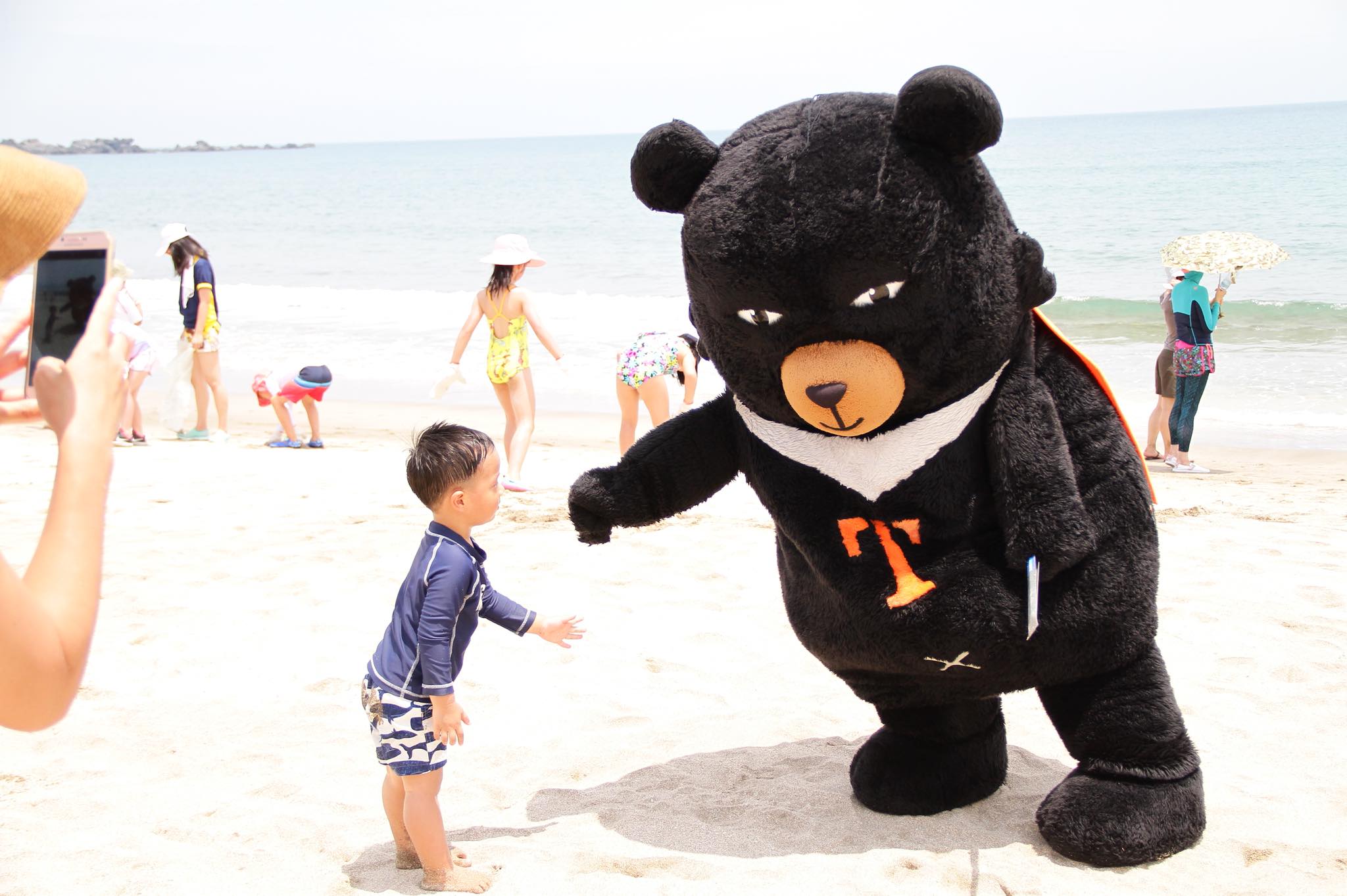 Children played with Oh Bear