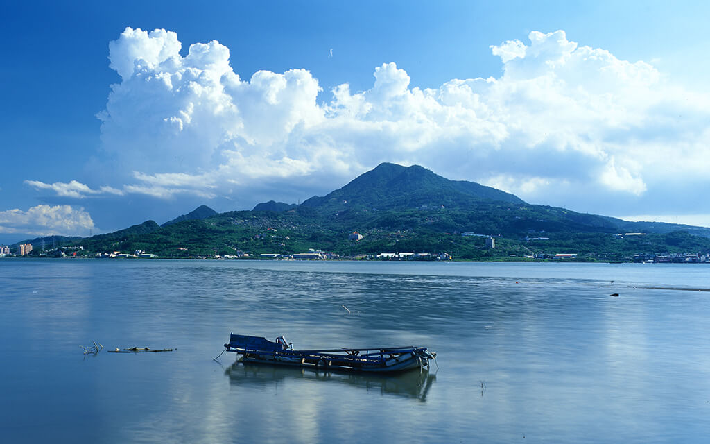 Guanyinshan Trails and Religious Tour