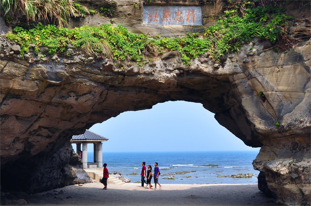 Shimen (Stone) Arch and appreciate beauty of nature